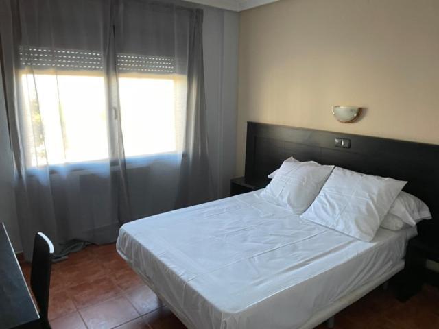 Hotel Los Kekes Кориа Экстерьер фото