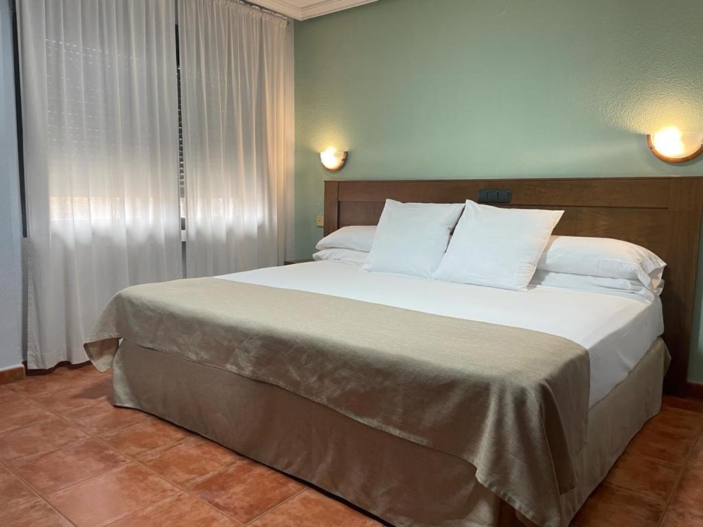 Hotel Los Kekes Кориа Экстерьер фото